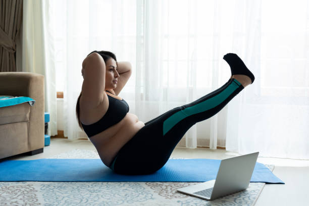 mujer haciendo sentarse - sit ups fotografías e imágenes de stock