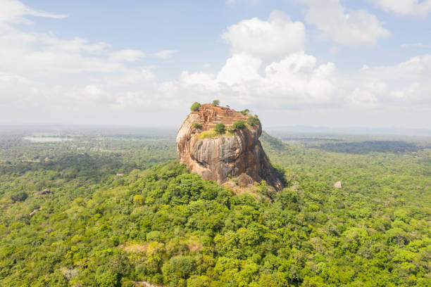 vista drone della roccia di sigiriya alla luce del giorno, sri lanka - buddhism sigiriya old famous place foto e immagini stock