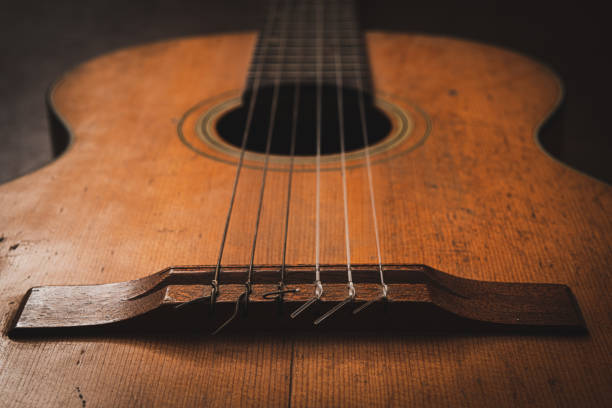 전경에 고전적인 기타 다리 초점에 가까이 - musical instrument bridge 뉴스 사진 이미지