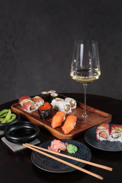 mesa gourmet sushi con vino blanco - sushi lifestyles japanese culture freshness fotografías e imágenes de stock