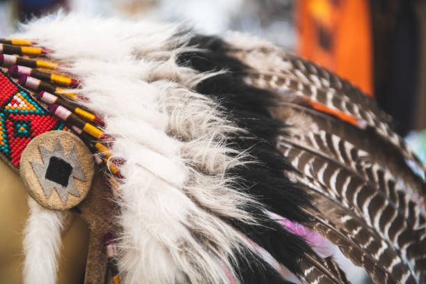 amerikanische native traditionelle warbonnets detail - kopfschmuck stock-fotos und bilder