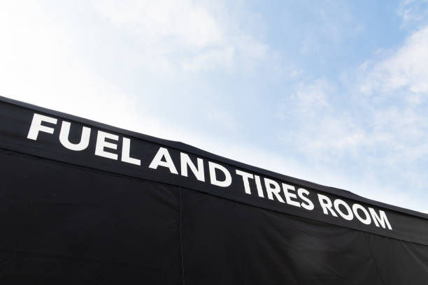 bandera de paddock de automovilismo de combustible y neumáticos - paddock fotografías e imágenes de stock