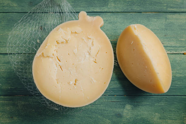 delizioso caciocavallo, un formaggio tradizionale gustoso pugliese - provolone foto e immagini stock