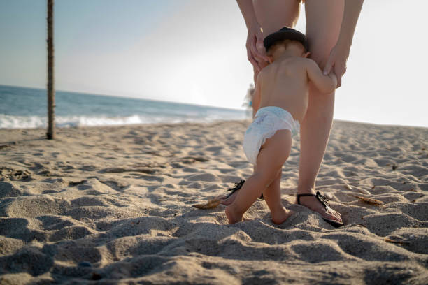 madre e bambino che camminano sulla spiaggia di sabbia - human foot barefoot sole of foot human toe foto e immagini stock