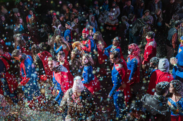 un grupo de carnaval con el motivo del héroe ficticio superman participa en el evento. - superman superhéroe fotografías e imágenes de stock