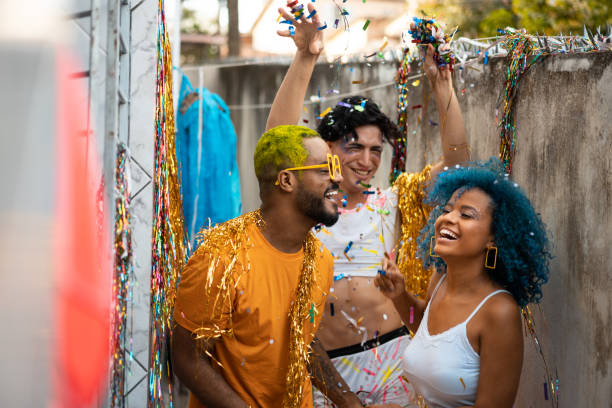 revelers con el pelo pintado bailando carnaval - carnival drink people party fotografías e imágenes de stock