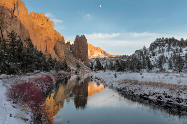 zima w smith rock state park i krzywej rzece - crooked river zdjęcia i obrazy z banku zdjęć