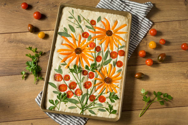 arte del pane alla focaccia di fiori fatti in casa - pizza bianca foto e immagini stock