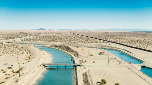 i-8과 멕시코 국경 사이를 달리는 코첼라 운하 - 공중 - water issues 뉴스 사진 이미지