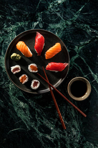 연어와 참치 초밥, 녹색 대리석 배경 위에 간장 - nigiri 뉴스 사진 이미지
