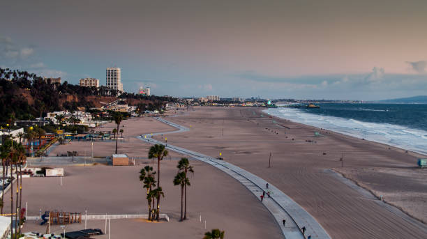 선셋의 윌 로저스 주립 해변의 자전거 길 - santa monica pier city of los angeles los angeles county aerial view 뉴스 사진 이미지