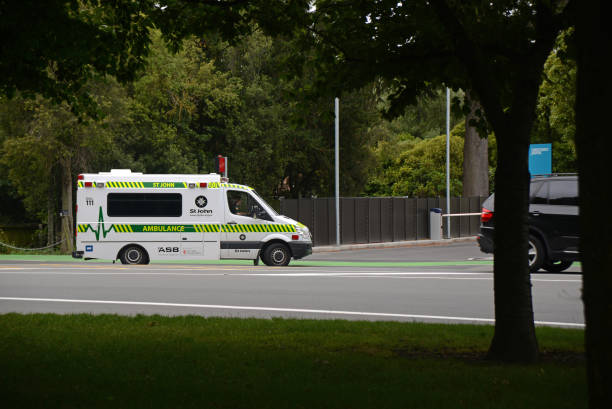 krankenwagen auf dem weg zum christchurch krankenhaus - male nurse fotos stock-fotos und bilder