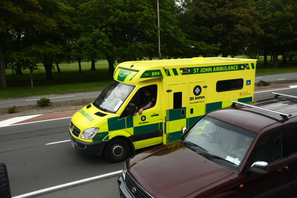 krankenwagen auf dem weg zum christchurch krankenhaus - male nurse fotos stock-fotos und bilder