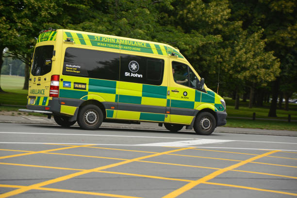 krankenwagen auf dem weg zum christchurch krankenhaus - male nurse fotos stock-fotos und bilder