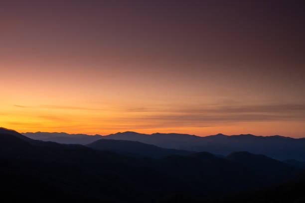 фиолетовый небо огни над silhouetted горы - great smoky mountains flash стоковые фото и изображения
