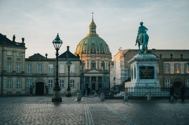 praça do palácio da família real no centro de copenhague. vista para o monumento e a cúpula da catedral. dia brilhante e turistas andando por aí. - denmark danish culture copenhagen sculpture - fotografias e filmes do acervo