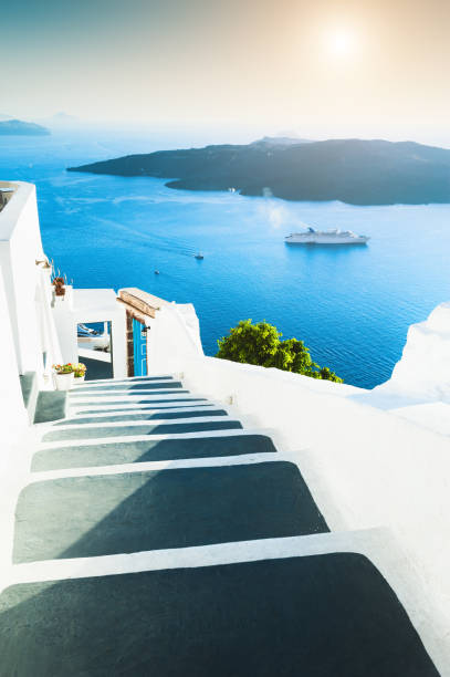 arquitetura branca na ilha de santorini, grécia. - travel locations cyclades islands santorini vertical - fotografias e filmes do acervo