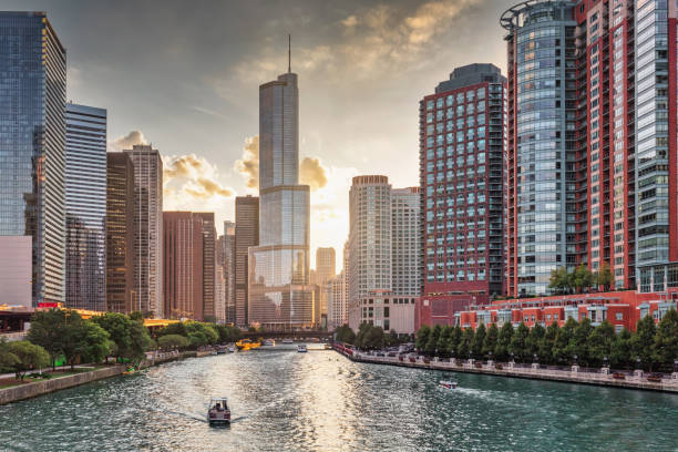 chicago river cityscape sunset downtown chicago skyscrapers - trump tower - fotografias e filmes do acervo