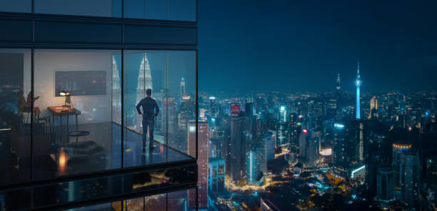 joven empresario parado en la oficina. - night cityscape reflection usa fotografías e imágenes de stock