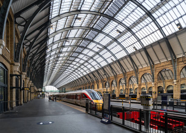 tren en espera dentro de la estación kings cross - estación de tren de st pancras fotografías e imágenes de stock