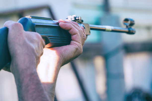 o homem segura um rifle e mira - sniper rifle army soldier aiming - fotografias e filmes do acervo