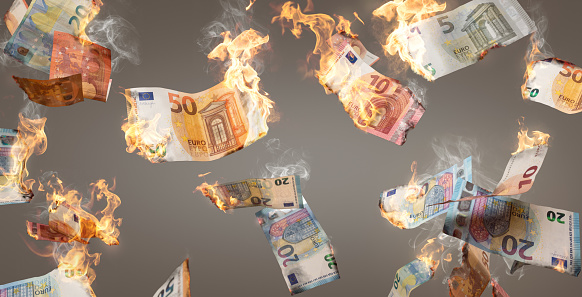 Billetes de Euro en llamas cayeron photo