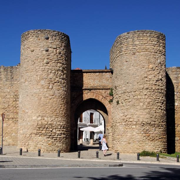 entrada almocabar para a cidade antiga, ronda, espanha. - spain tower town square andalusia - fotografias e filmes do acervo