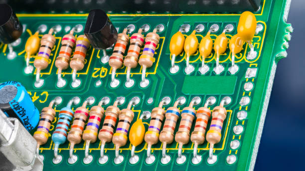 primo piano del circuito stampato con componenti elettronici. elettrotecnica - service electronics industry circuit board capacitor foto e immagini stock