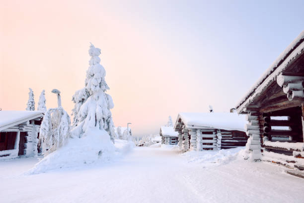 cabañas en laponia - cabin snow finland lapland fotografías e imágenes de stock