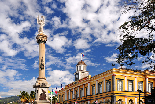 Saint-Denis, Réunion island: Column of Victory war monument in front of the old City Hall, built in 1860, called in French the 'Hotel de Ville' - Ancien Hôtel de Ville, Rue de Paris / Avenue de la Victorie - Saint-Denis de la Réunion (\