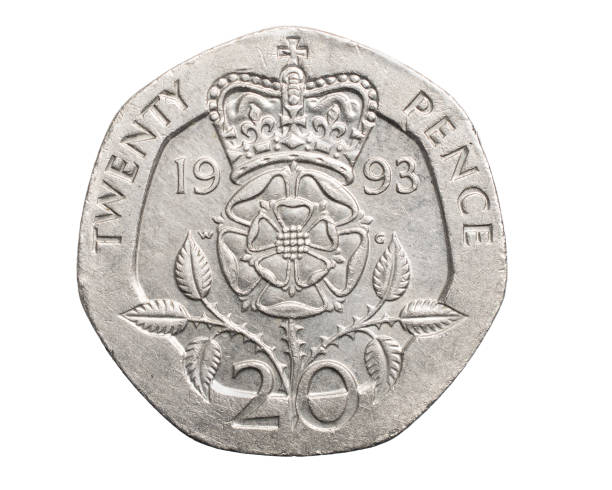двадцать пенсов монета изолирована на белом фоне - twenty pence coin стоковые фото и изображения