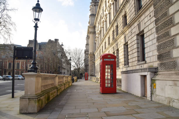 parliament square in london, während der sperrung - city of westminster big ben london england whitehall street stock-fotos und bilder