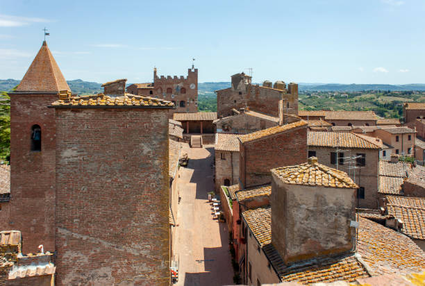 panorama von certaldo, einer stadt der toskana, mitten in valdelsa, in der nähe von florenz. - giovanni boccaccio stock-fotos und bilder