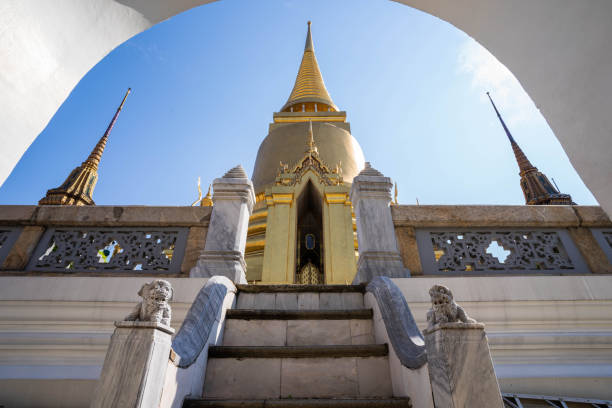 der wunderschöne tempel des smaragd-buddha, wat phra kaew wat ist ein berühmtes touristenziel von bangkok. - bangkok province bangkok wat traditional culture stock-fotos und bilder