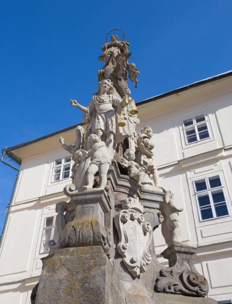 banska stiavnica - die barocke säule von immaculata von dioniz ignac staneti (1663 – 1725). - immaculata stock-fotos und bilder