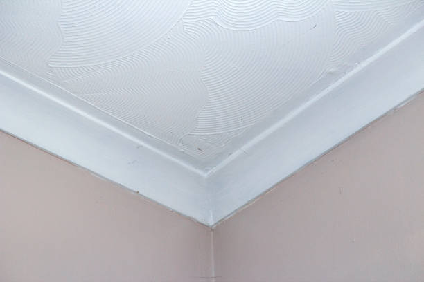artex ceiling with cracking requiring repairs or renovation. - artex imagens e fotografias de stock
