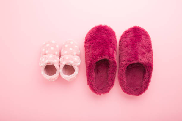 piękne miękkie ciepłe matki i dziewczynki kapcie na jasnoróżowym tle stołu. kolor pastelowy. zbliżenie. wygodne buty domowe. widok z góry na dół. - fuzzy pink slippers zdjęcia i obrazy z banku zdjęć