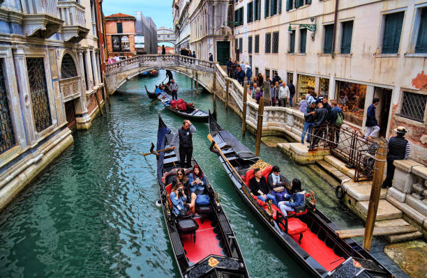 gondeln mit touristen in venedig, italien - men gondolier people activity stock-fotos und bilder