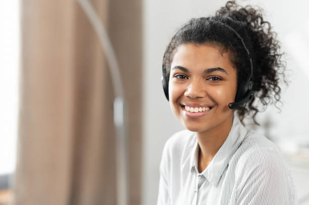 african american businesswoman wearing a headset - bluetooth headset women customer imagens e fotografias de stock