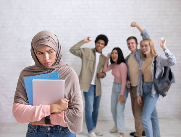 problemy rówieśnicze, ofiary, rasizm, upokorzenie i zastraszanie w college'u, szkole lub na uniwersytecie - islam student women multi ethnic group zdjęcia i obrazy z banku zdjęć