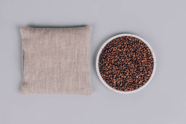 traubenkerne kissen, traubengruben gefüllt kissen für spa-massage - natürliche hitze oder coole packung. alternative medizin und therapie, grubensack für chiropraktik und häusliche gesundheit. kopieren von speicherplatz und mockup - cool-pack stock-fotos und bilder