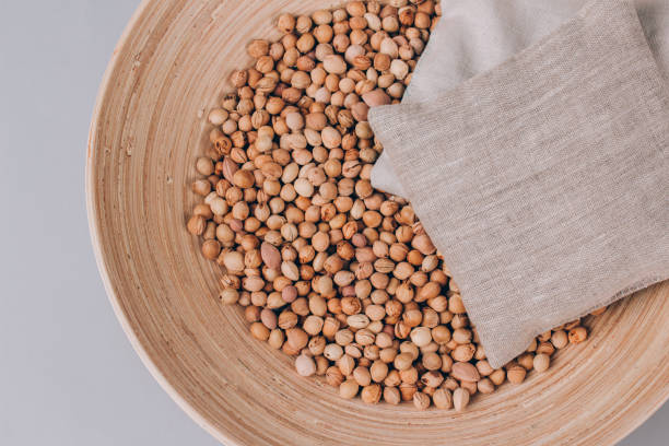 kirschstein kissen in einer schüssel mit kirschsteinen, kirschgrube gefüllt kissen für spa-massage - natürliche hitze oder coole packung. alternative medizin und therapie, grubensack für chiropraktik. mockup - cool-pack stock-fotos und bilder