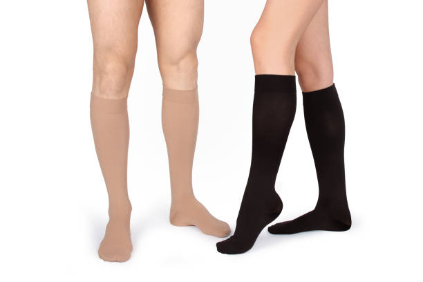 폐토 송아지. 압축 호스어리. 정맥류 및 독소 요법을위한 의료 스타킹, 스타킹, 양말, 송아지 및 소매. 임상 니트. 흰색 배경에 고립 된 스포츠에 대한 양말 - stockings human leg female women 뉴스 사진 이미지