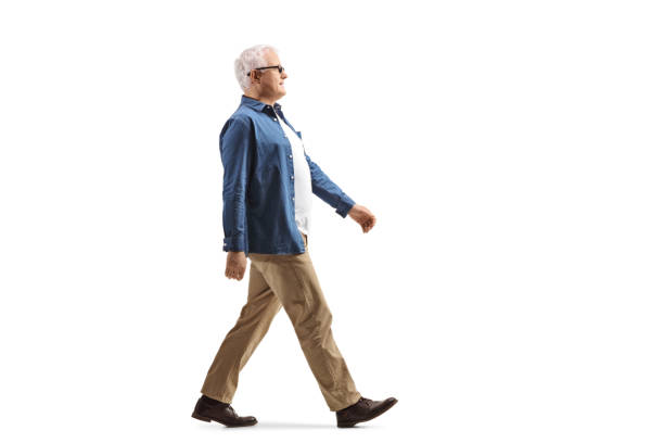 foto de perfil de longitud completa de un hombre maduro casual caminando - one mature man only fotografías e imágenes de stock