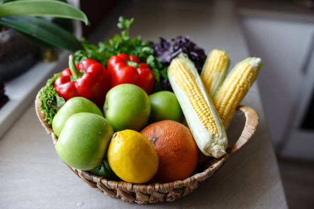 frutas mixtas frescas y vegitables. alimentos saludables - vegitables in kitchen fotografías e imágenes de stock