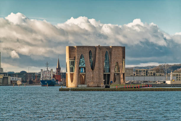 front portowy vejle widziany z fiordu z fjordenhus, dania - jutland zdjęcia i obrazy z banku zdjęć