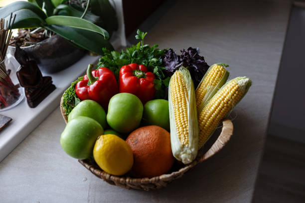 frutas mixtas frescas y vegitables. alimentos saludables - vegitables in kitchen fotografías e imágenes de stock