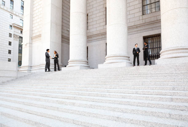 cuatro personas palacio de justicia exterior - courthouse staircase politician business fotografías e imágenes de stock