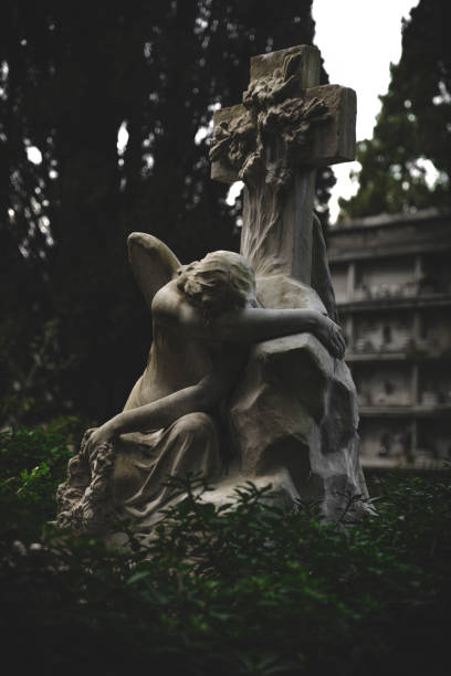 angel cry mezar taşı mezarlığı heykeli - morbid angel stok fotoğraflar ve resimler