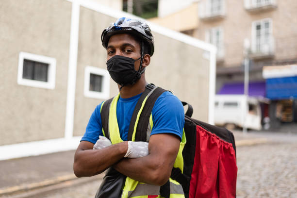 retrato de un repartidor con mochila en la espalda - brazil bicycle rio de janeiro outdoors fotografías e imágenes de stock